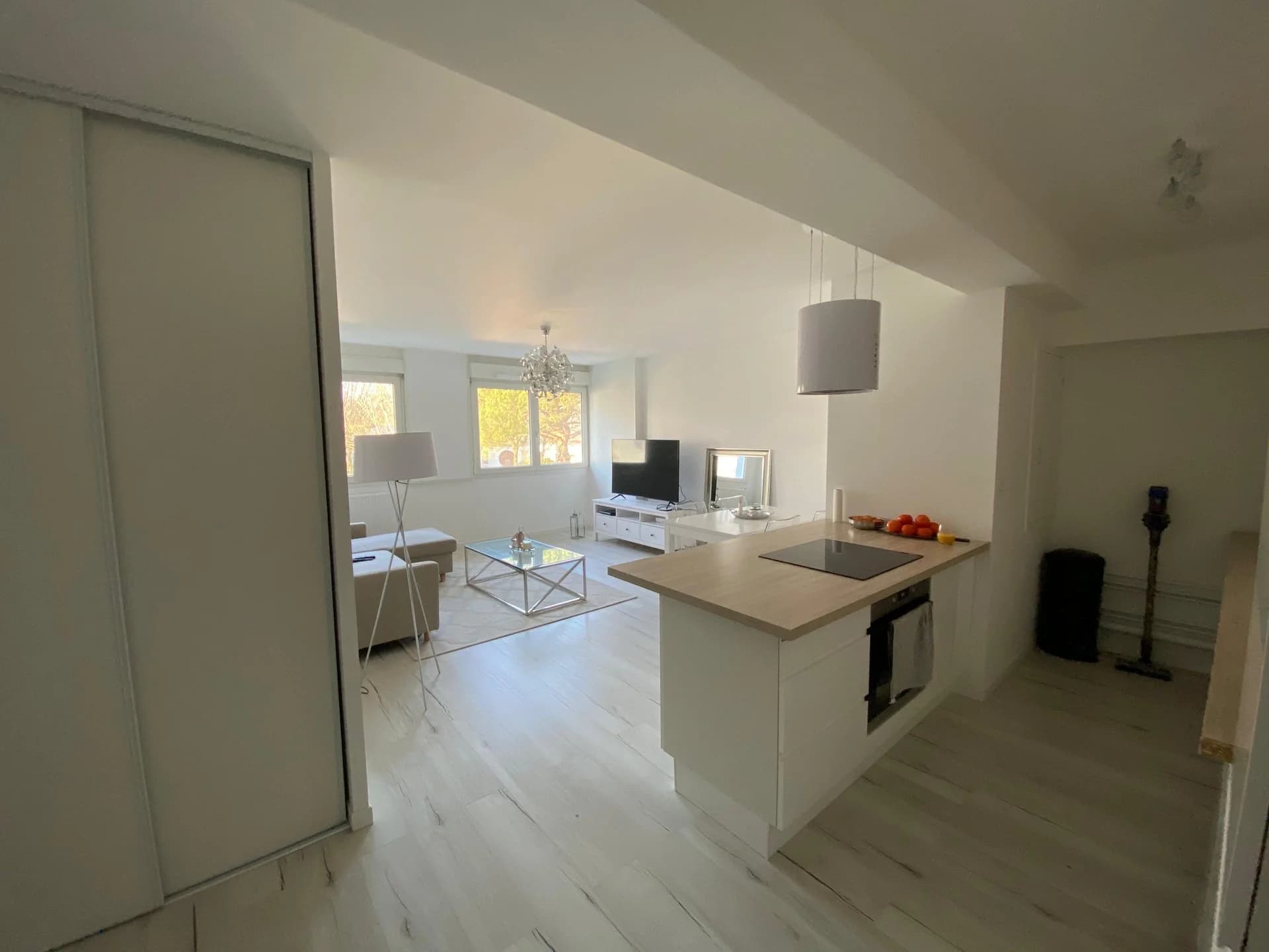 Appartement rénové à Nantes avec cuisine ouverte sur le séjour et parquet clair par Renov Habitat