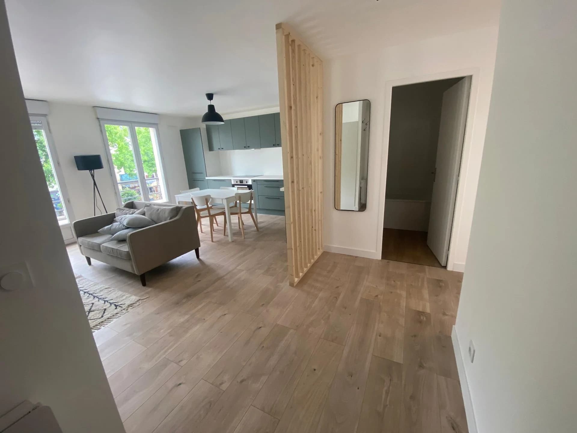 Salon après rénovation complète par Renov Habitat - peinture moderne et finitions élégantes