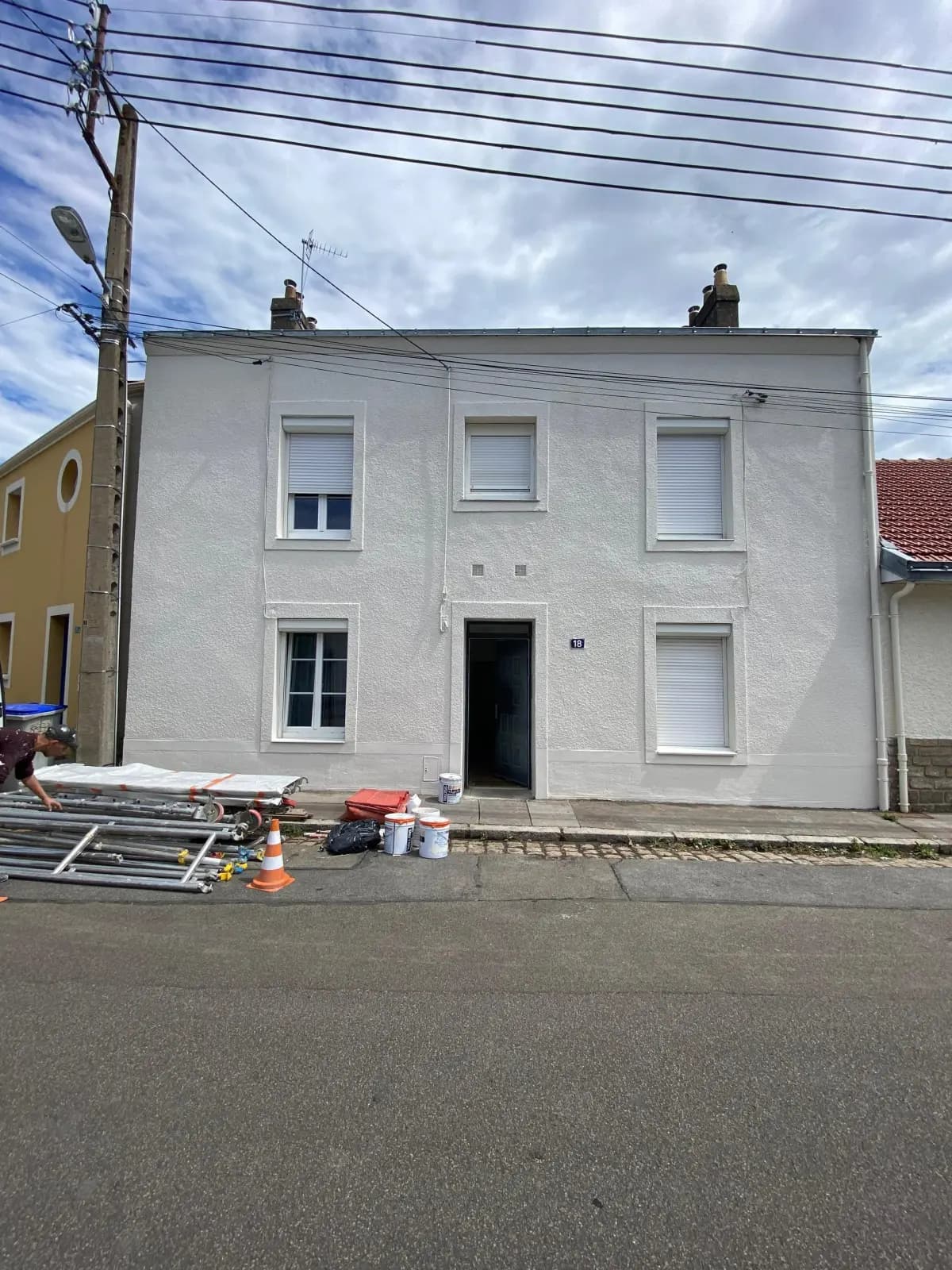 Intérieur après rénovation complète - aménagement moderne et lumineux