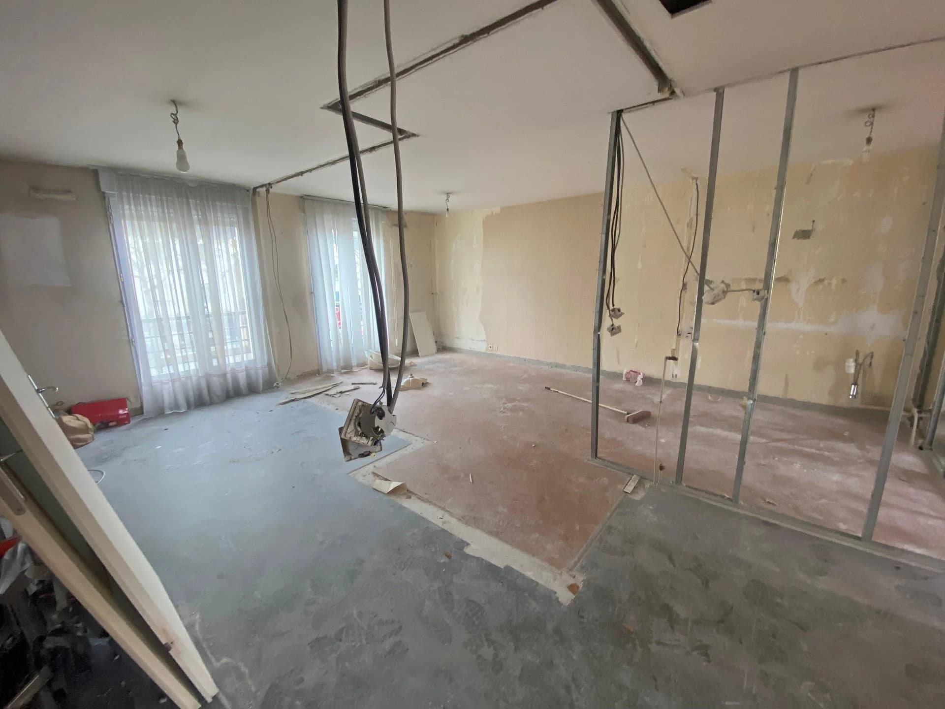 Salon avant rénovation à Nantes - murs abîmés et ancien papier peint