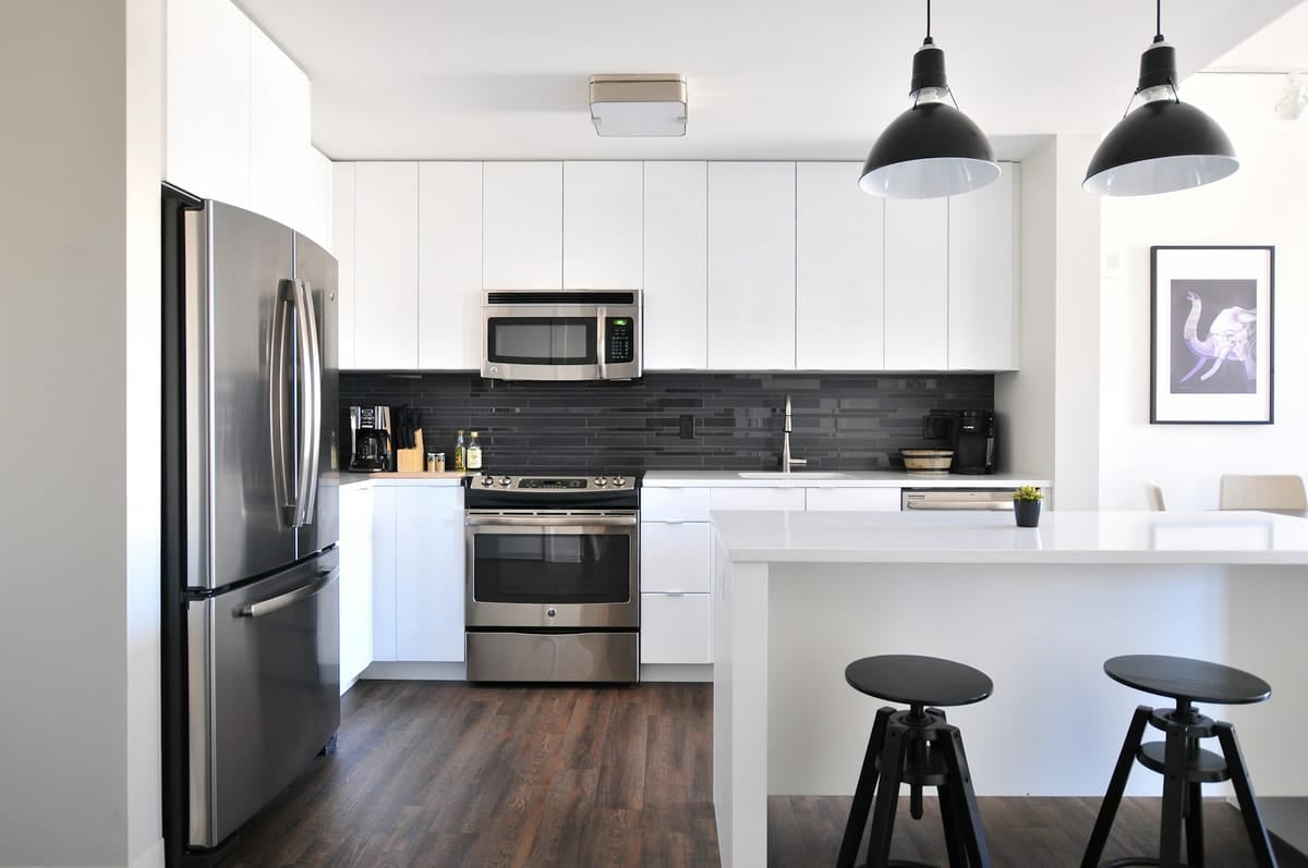 Cuisine rénovée moderne avec plan de travail en quartz dans un appartement à Nantes