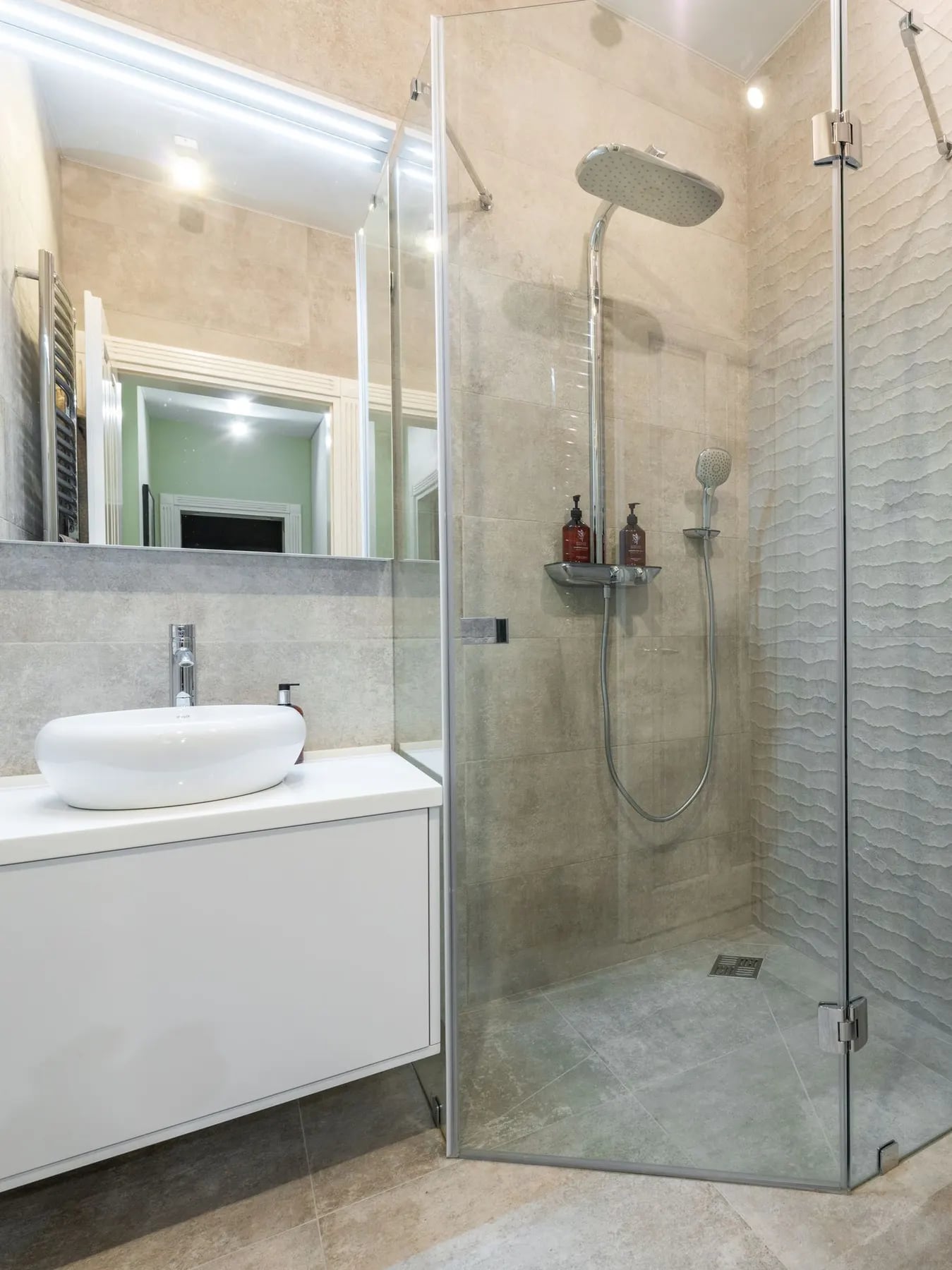 Salle de bain avec meuble vasque et cabine de douche vitrée