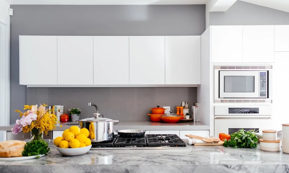 Cuisine moderne rénovée par Renov Habitat à Nantes — finitions soignées